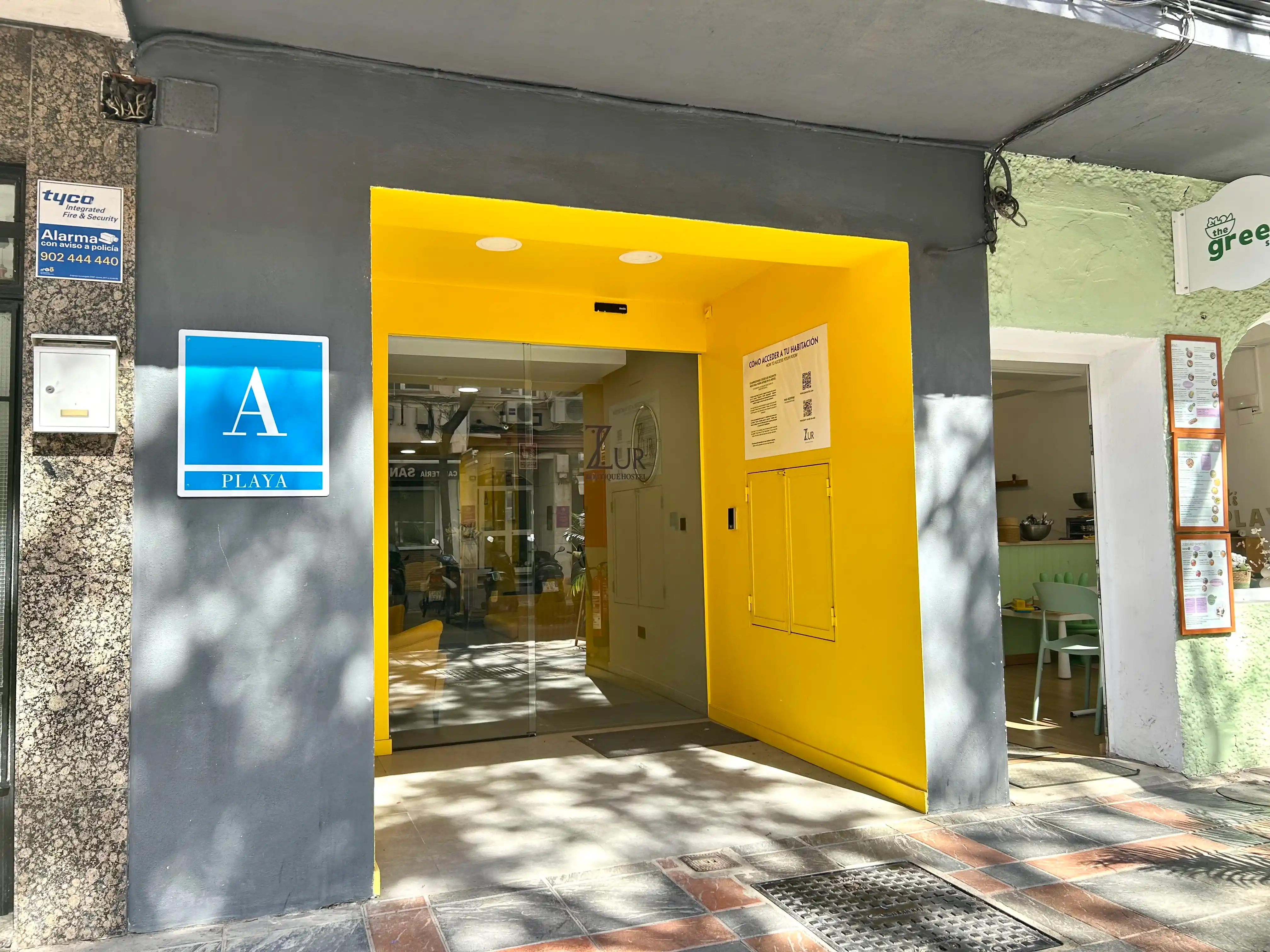 Entrada de ZUR Hostel en Fuengirola Los Boliches