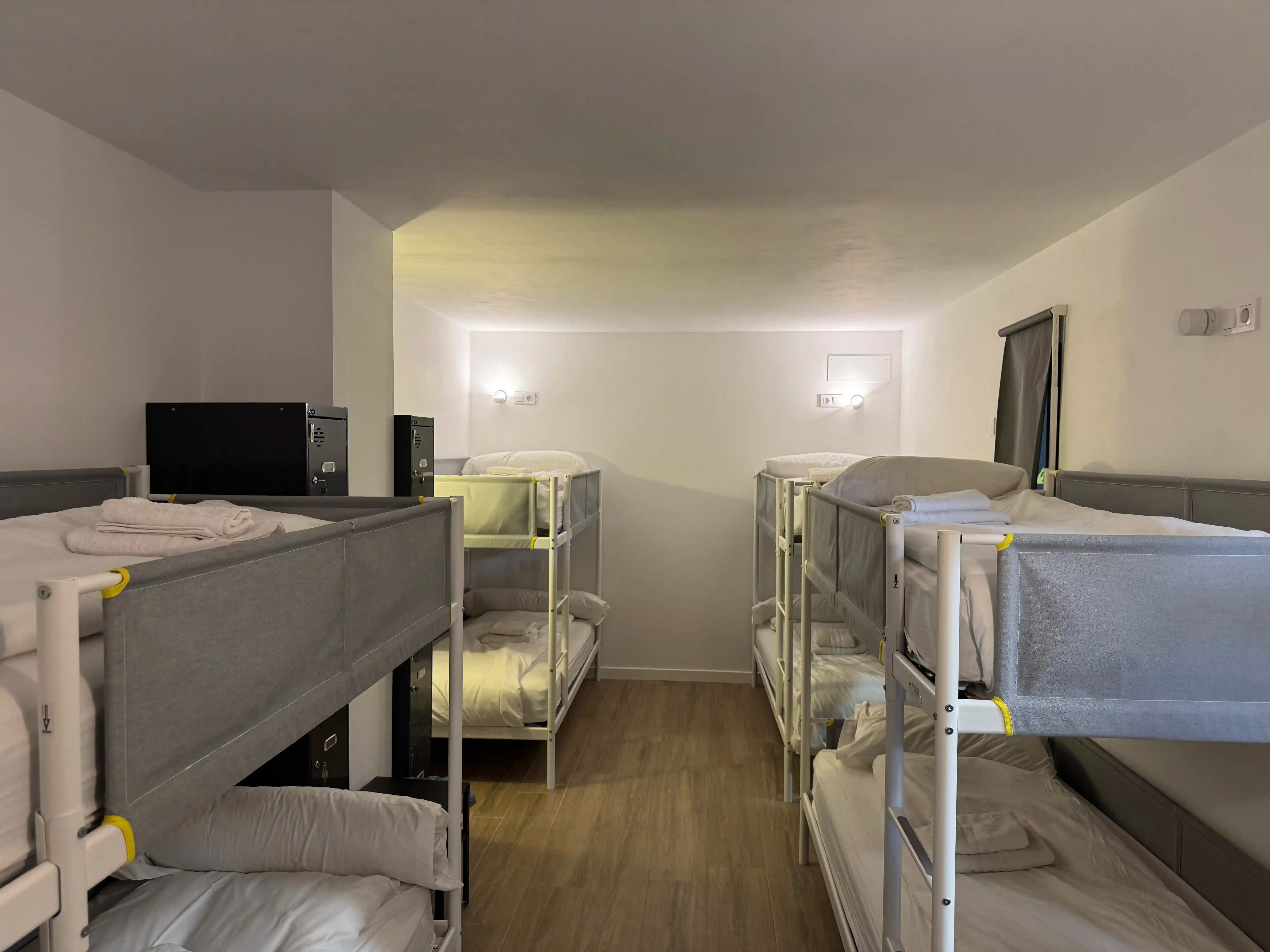 Cama en dormitorio femenino en ZUR Boutique Hostel Fuengirola